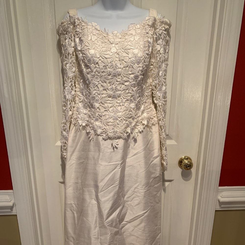Vintage Straight line Wedding dress w/attach train Algeria's Bridal Size 10